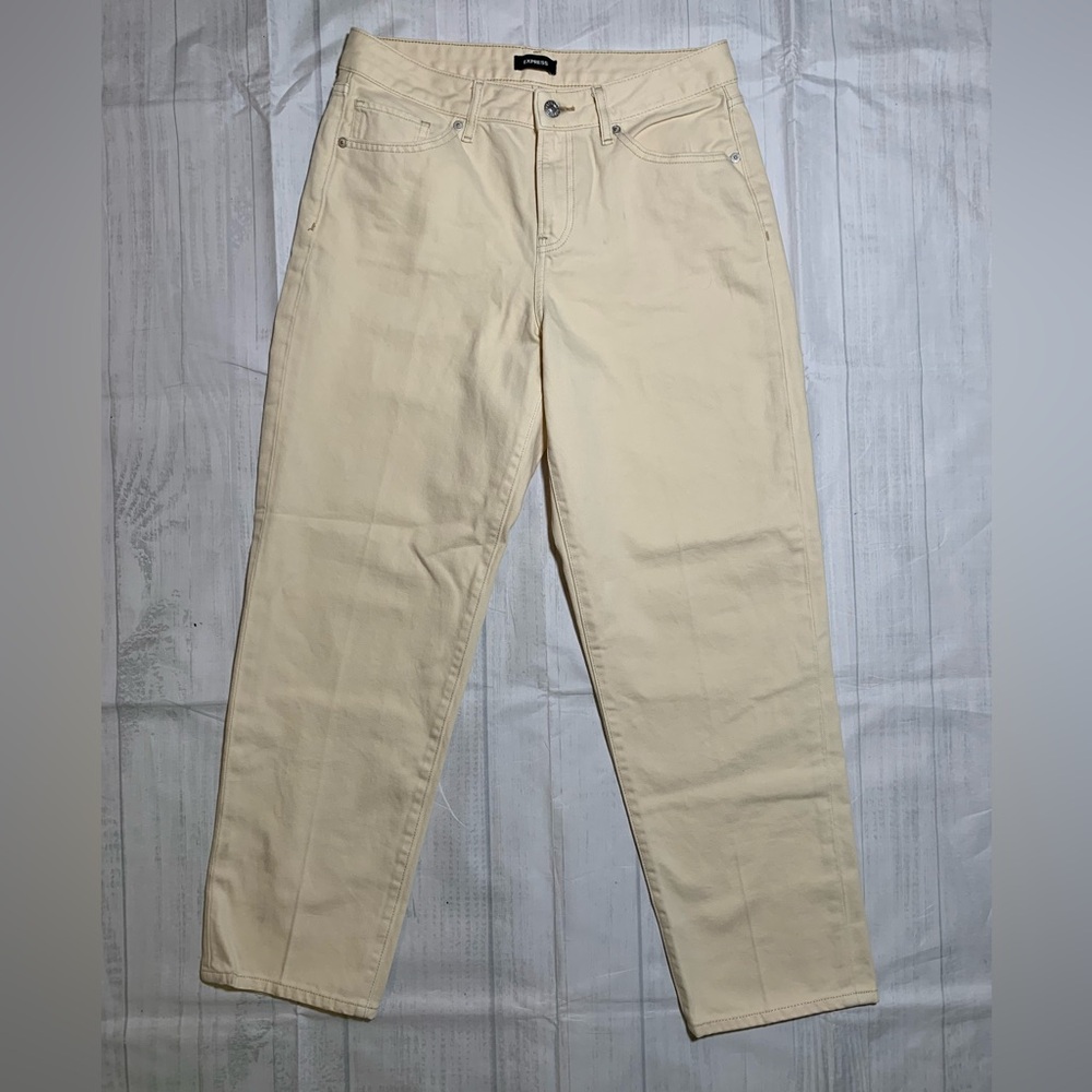 NWOT Express boyfriend mid rise Cream Straight-Leg Jeans. Ankle. Size 4.
